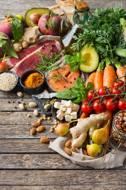 Zrównoważona koncepcja żywienia dla czystego odżywiania dieta flexitarian śródziemnomorskiej. Asortyment składników zdrowej żywności do gotowania na drewnianym stole w kuchni.
