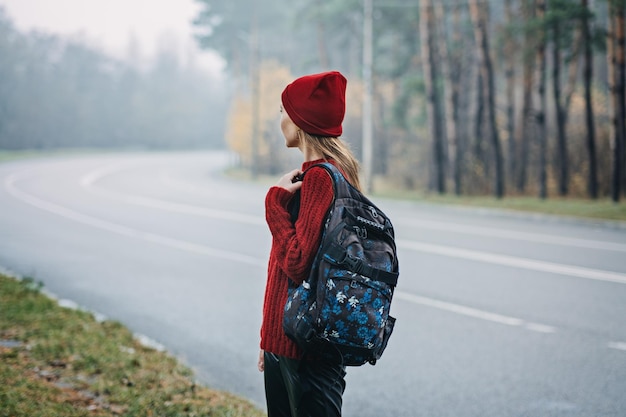 Zdjęcie zrównoważona turystyka odpowiedzialne podróże młoda kobieta podróżująca z plecakiem w lesie sosnowym