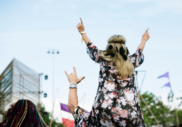 Zdjęcie zróżnicowana grupa ludzi korzystających z podróży i festiwalu