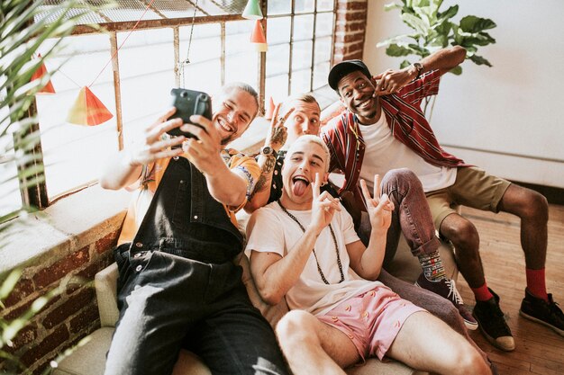 Zróżnicowana Grupa Przyjaciół Robi Sobie Selfie Na Imprezie