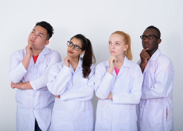 zróżnicowana grupa wieloetnicznych lekarzy myśli