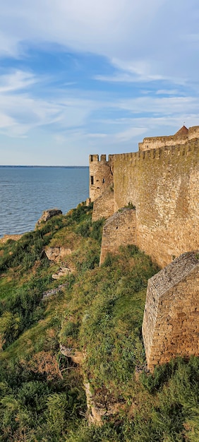 Zrujnowana stara forteca nad brzegiem morza. Niebieskie niebo. Zabytek architektury. Letni krajobraz morze.