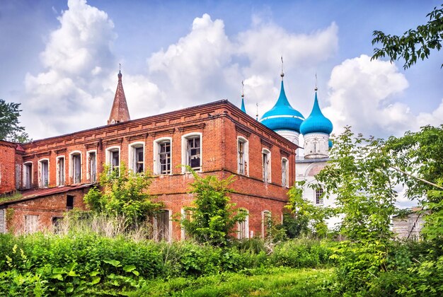 Zrujnowany budynek i kopuły katedry Zwiastowania Gorokhovets