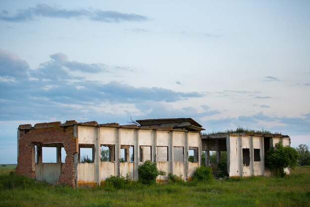 Zrujnowany budynek z płyt betonowych i cegieł