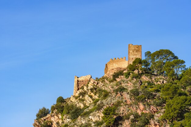 Zrujnowany Zamek Na Szczycie Góry. Castell De Serra, Zamek Serras W Walencji, Hiszpania.