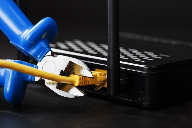 Zrywanie i przecinanie niebieskim przewodem przecina połączenie sieciowe żółtego przewodu połączenia internetowego.