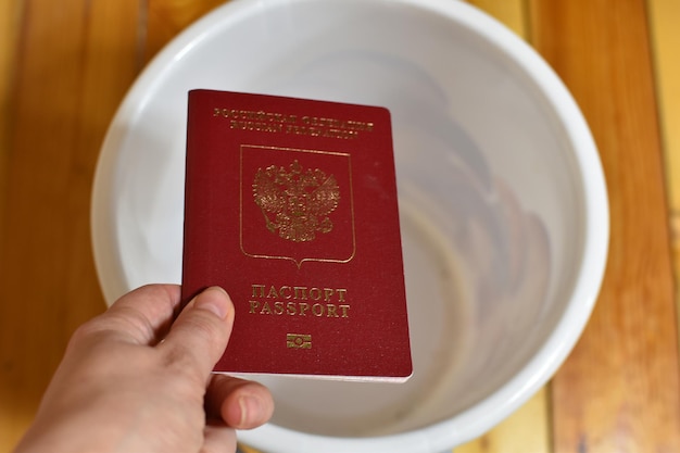 Zrzeczenie Się Rosyjskiego Obywatelstwa Zakaz Podróżowania Rosyjski Paszport W Koszu Na śmieci
