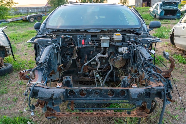 Zrzut Zdemontowanych Samochodów Stare Samochody Do Demontażu I Naprawy Szczegó?y Przeznaczone Do Walki Radioelektronicznej Pola Wypadku Auto