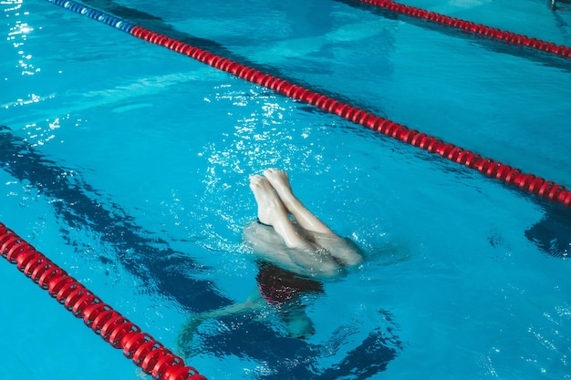 Zsynchronizowany pływak trenuje samotnie na basenie