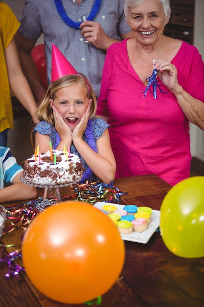 Zdjęcie zszokowana dziewczyna z rodziną świętuje urodziny