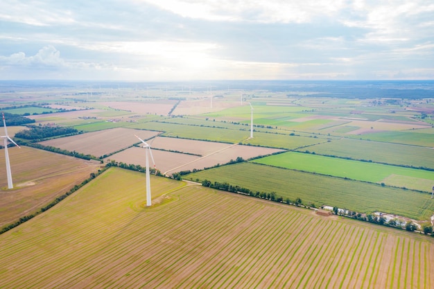 Zszyty Panorpiękny widok z dużej wysokości na kolorowe pola, na tle letniego błękitu nieba, letni krajobraz z dronem, zielona fieldama