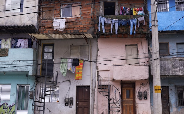 Zdjęcie zubożałe osiedle fasada podupadłego apartamentowca