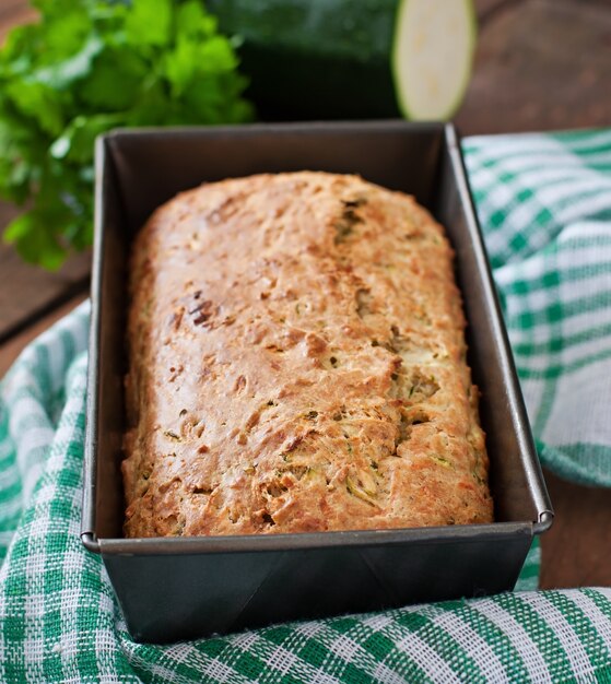 Zdjęcie zucchini chleb z serem na drewnianym tle