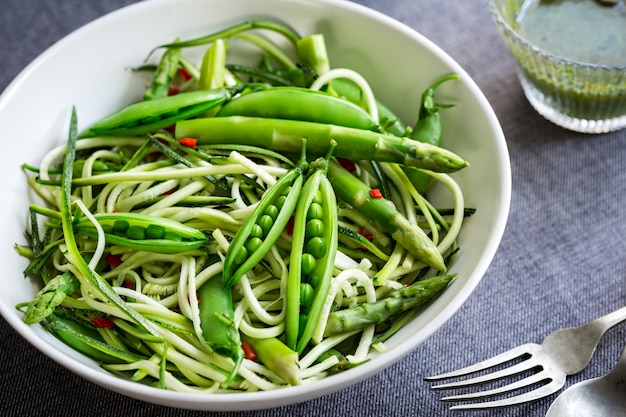 Zucchini Zoodles z sałatką z zielonego groszku i dressingiem bazyliowym