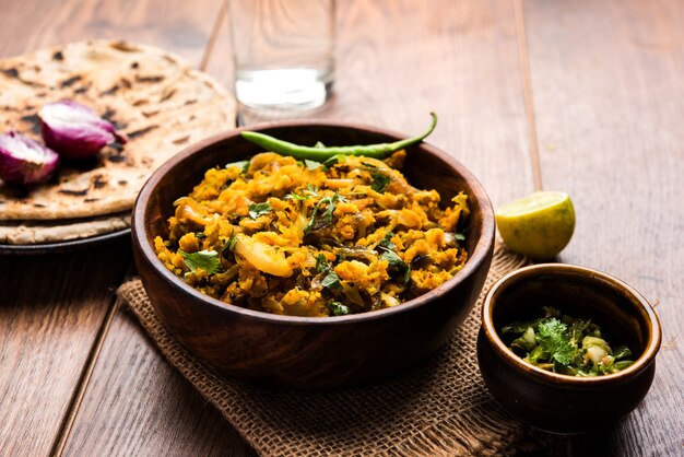 Zunka Bhakar Pithla lub pitla, popularny wegetariański przepis z Indii
