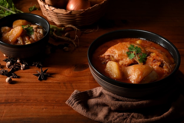 Zupa Curry Massaman z kurczakiem