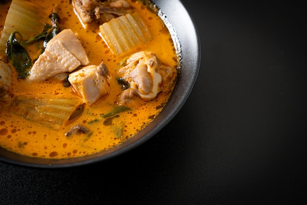 Zupa curry z kurczaka z roti