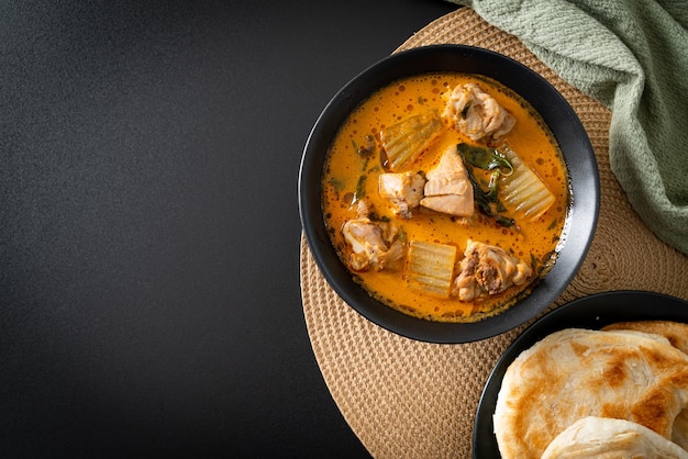 Zupa curry z kurczakiem z roti lub naan z chicken tikka masala - po azjatycką kuchnię