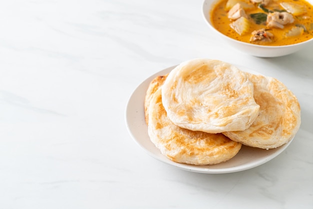 Zupa curry z kurczakiem z roti lub naan z chicken tikka masala - po azjatycką kuchnię