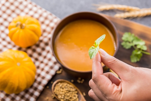 Zupa Dyniowa Na Halloween I święto Dziękczynienia. Zbiory I Jesień W Sezonie Jesiennym. Jedzenie Na Ferie Zimowe.