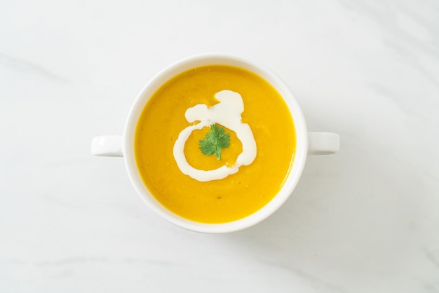 zupa dyniowa w białej misce - kuchnia wegetariańska i wegańska