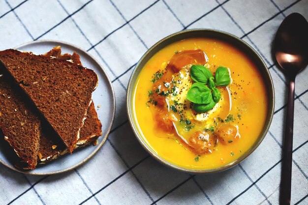 Zupa dyniowo-marchewkowa z klopsikami w misce Jesienne menu