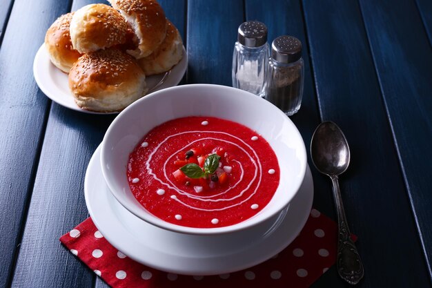 Zdjęcie zupa gazpacho na kolorowym drewnianym tle