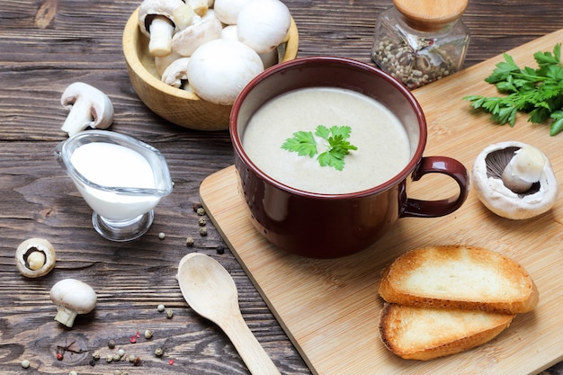 Zupa Grzybowa Puree Z Pieczarek W Brązowej Filiżance Na Drewnianym Stole