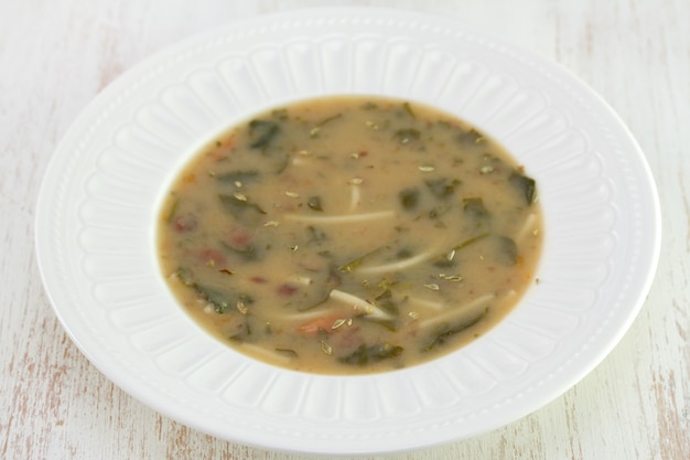 Zdjęcie zupa jarzynowa w białym talerzu