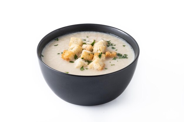 Zupa kalafiorowa w misce na białym tle