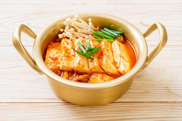 Zupa Kimchi Jjigae Lub Kimchi Z Miękkim Tofu Lub Koreańskim Gulaszem Kimchi - Tradycyjne Koreańskie Jedzenie