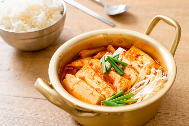 Zupa Kimchi Jjigae lub Kimchi z Miękkim Tofu lub Koreańskim Gulaszem Kimchi - Tradycyjne Koreańskie Jedzenie