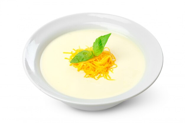 Zupa krem w białym misce na białym tle