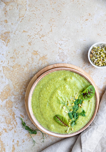 Zupa Krem Z Zielonych Warzyw Z Mikro Zieleniną I Paluszkiem Chlebowym Wegańskie Puree Z Zielonych Warzyw