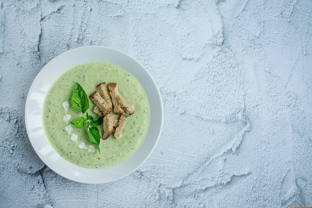 Zupa krem z ziemniaków puree z cukinią, bazylią i krakersami