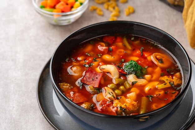 Zupa Minestrone to gęsta zupa pochodzenia włoskiego z warzywami i makaronem