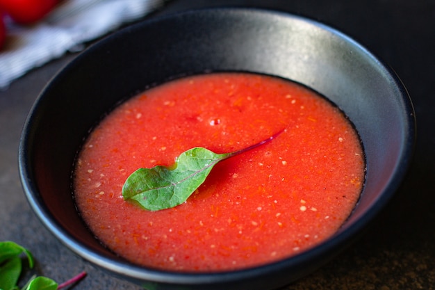 Zupa pomidorowa gazpacho w talerzu