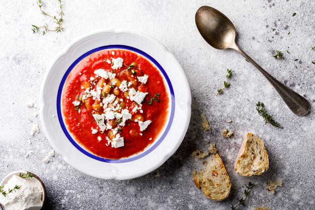 Zupa pomidorowa i świeże pomidory cherry .Gazpacho