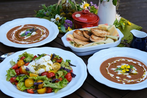 Zupa pomidorowa lub gazpacho na czarnym stole Letnie zimne wegańskie jedzenie