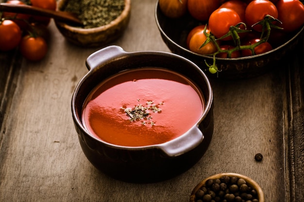 Zupa pomidorowa na drewnie