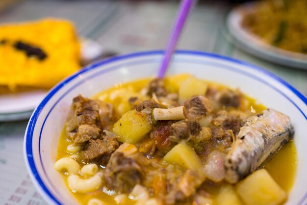 Zdjęcie zupa pomidorowa z makaronami z rybami i mięsem w lokalnej restauracji w makau xa