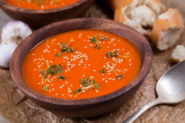 Zupa Pomidorowa Z Puree Z Kruszonego Brązowego Papieru