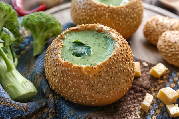 Zupa serowa z brokułów w bułce na desce