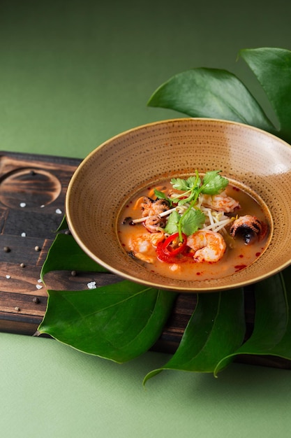 Zupa tajska z owocami morza Tom Yam z krewetkami i ośmiornicą Kuchnia azjatycka Kuchnia egzotyczna i tropikalna