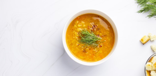 Zupa z czerwonej soczewicy z dodatkami. Tradycyjna turecka lub arabska pikantna zupa z soczewicy i warzyw, zdrowe wegańskie jedzenie
