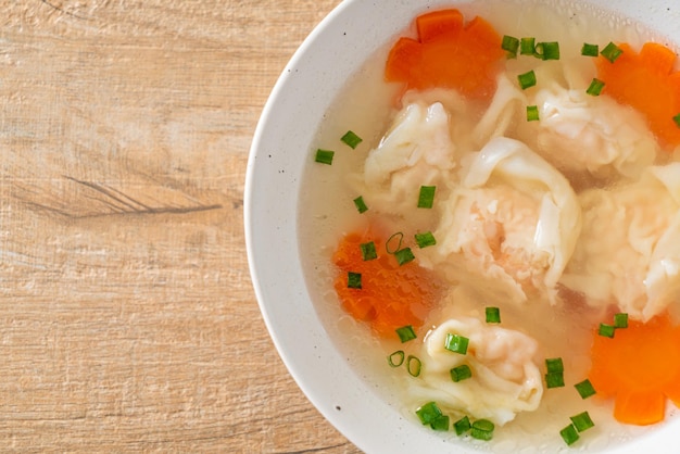 zupa z krewetkami w białej misce - azjatyckie jedzenie