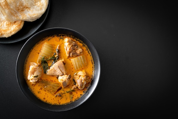 Zupa z kurczaka i curry z roti lub naan z kurczakiem tikka masala - styl kuchni azjatyckiej