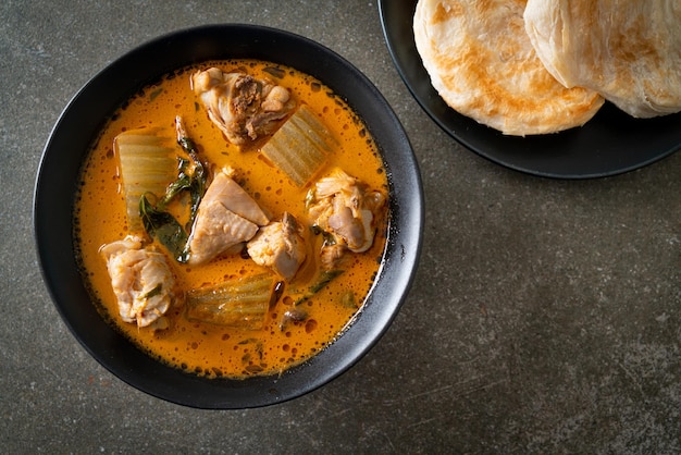 Zupa z kurczaka i curry z roti lub naan z kurczakiem tikka masala styl kuchni azjatyckiej