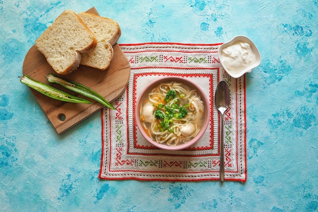 Zupa z kurczaka po rumuńsku i mołdawsku z makaronem. Tradycyjna zupa kaca podawana jest z ostrą papryką i śmietaną.