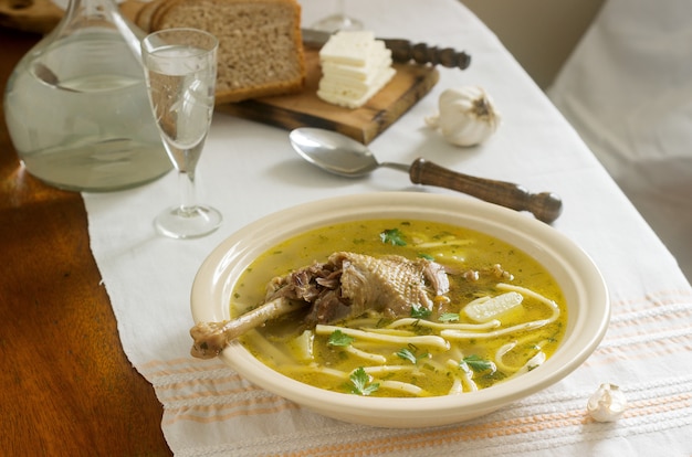Zupa z kurczaka Zama tradycyjna mołdawska lub rumuńska zupa podawana z serem, chlebem i czosnkiem. Styl rustykalny.